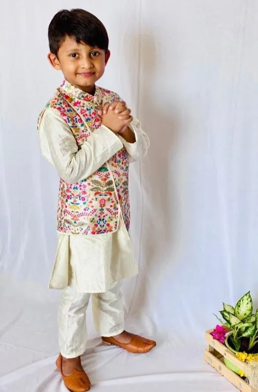 Kurta with stylish embroidered Bandi